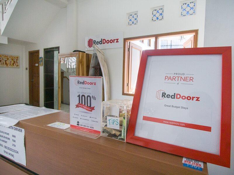 Отель Reddoorz @ Jalan Gatot Subroto Denpasar Экстерьер фото