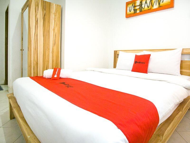 Отель Reddoorz @ Jalan Gatot Subroto Denpasar Экстерьер фото