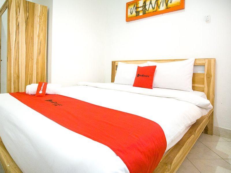 Отель Reddoorz @ Jalan Gatot Subroto Denpasar Экстерьер фото