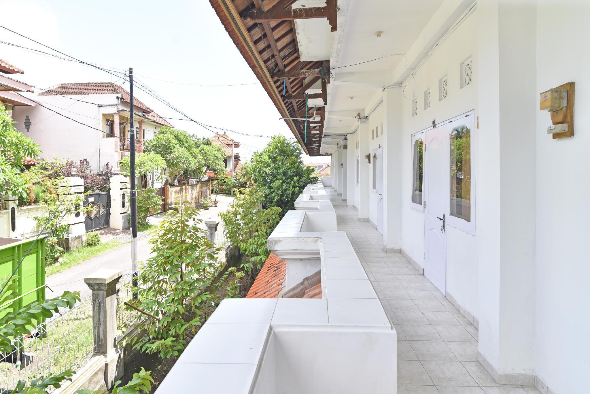 Отель Reddoorz @ Jalan Gatot Subroto Denpasar Экстерьер фото
