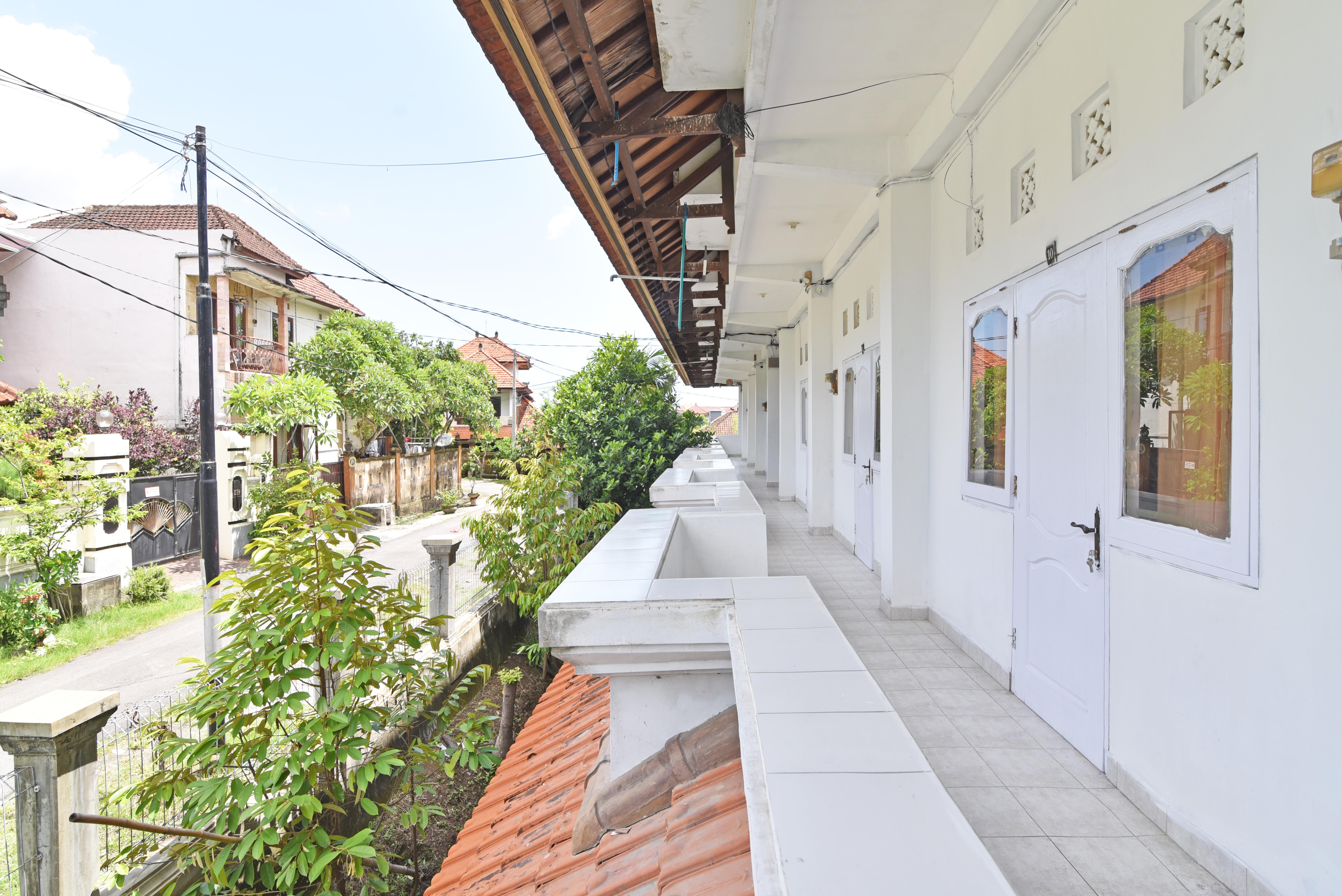 Отель Reddoorz @ Jalan Gatot Subroto Denpasar Экстерьер фото