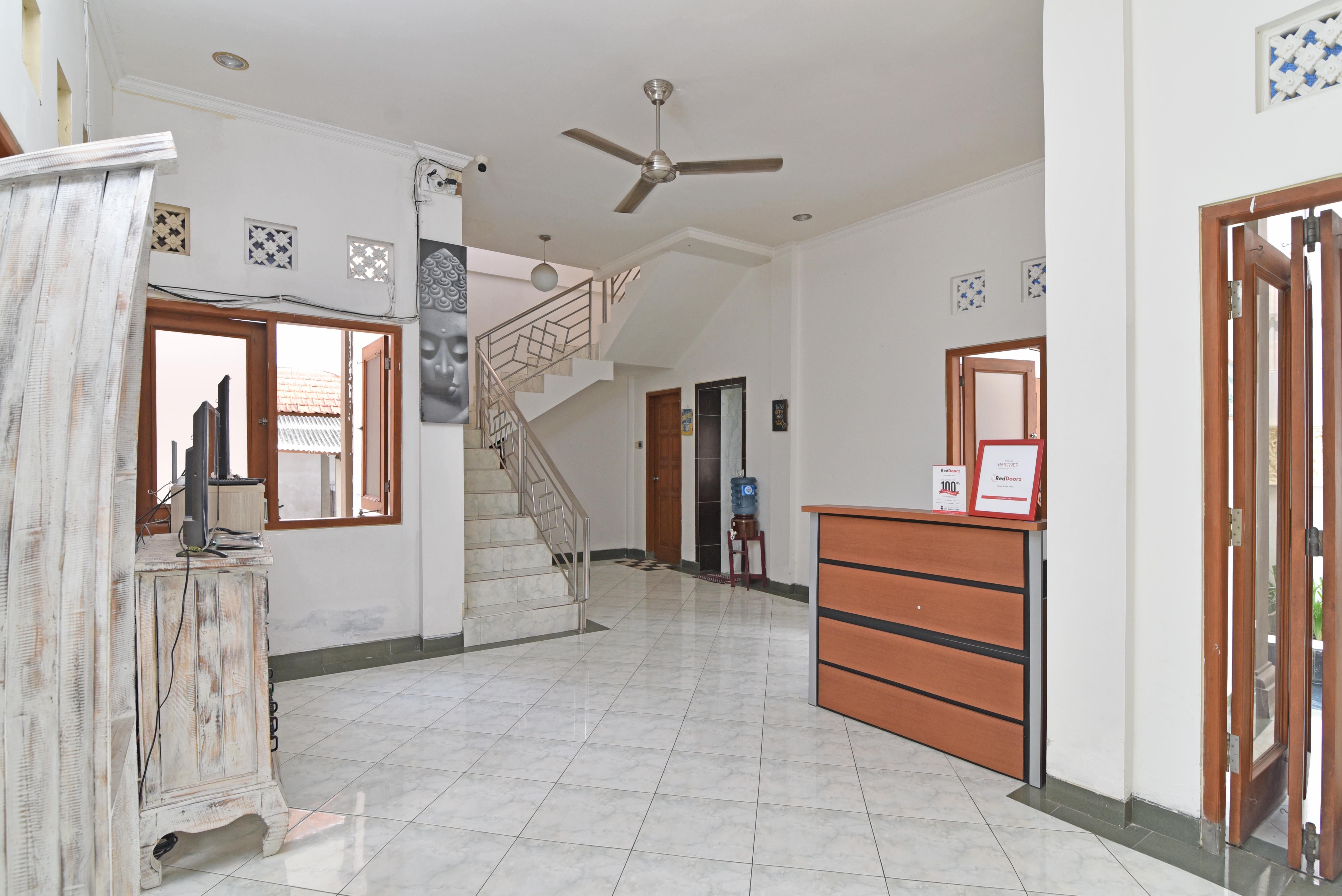 Отель Reddoorz @ Jalan Gatot Subroto Denpasar Экстерьер фото