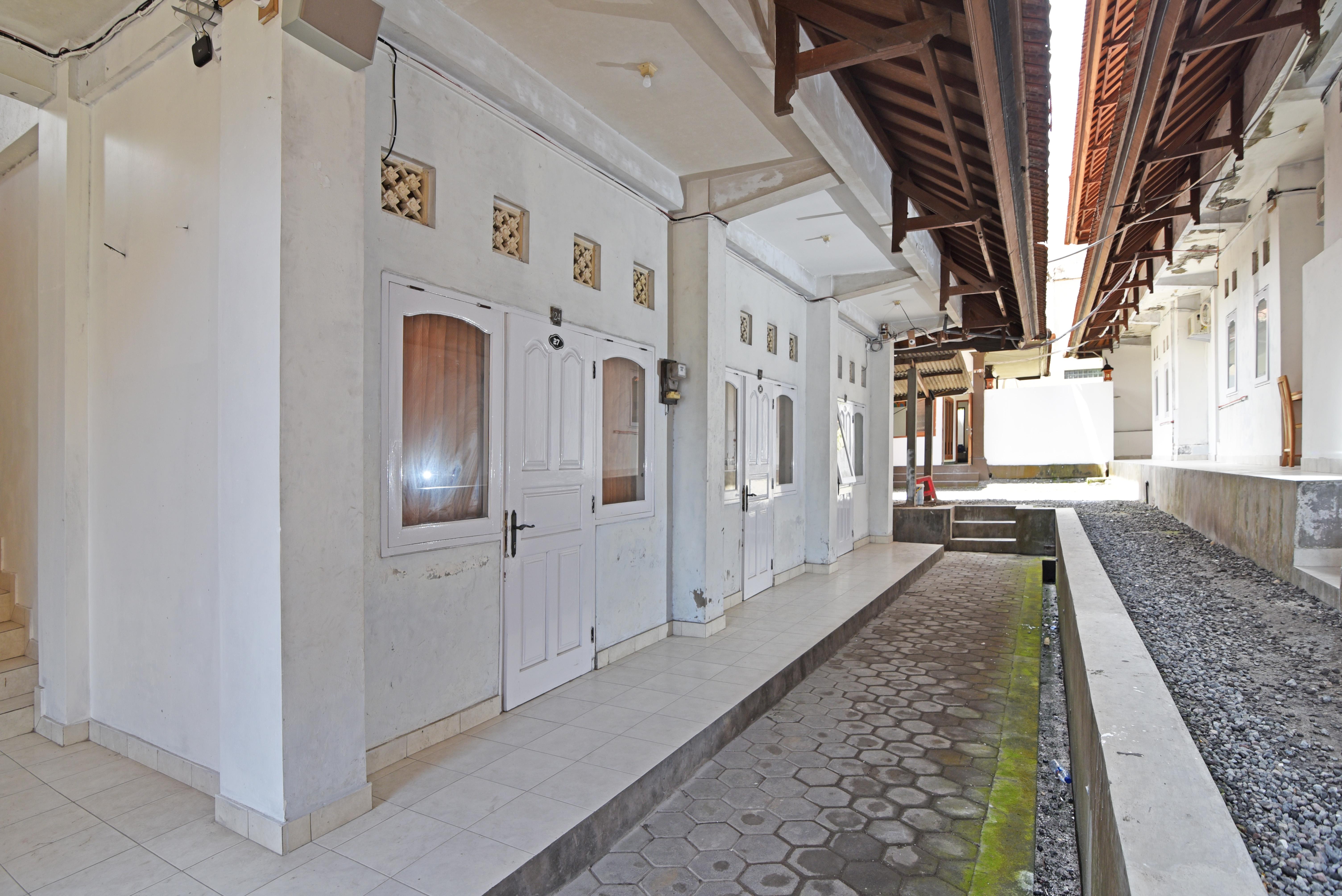 Отель Reddoorz @ Jalan Gatot Subroto Denpasar Экстерьер фото