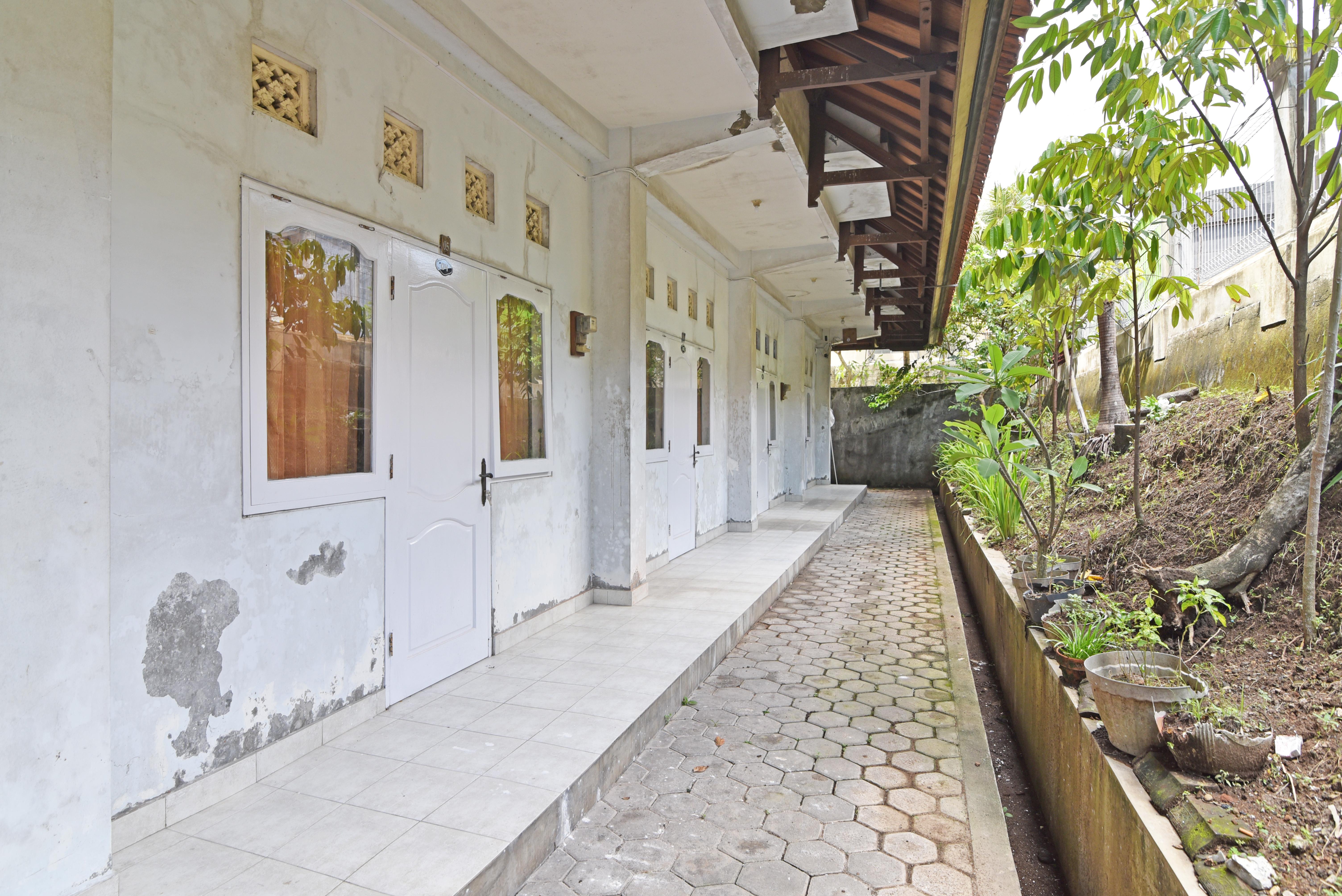 Отель Reddoorz @ Jalan Gatot Subroto Denpasar Экстерьер фото